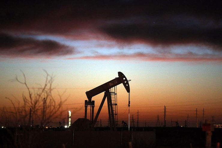 Oil sinks 4 percent to $51.14 on rising US crude stockpiles, fear of faltering demand